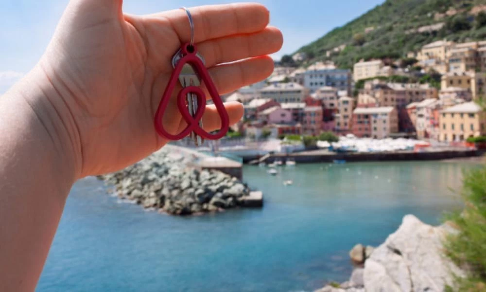 Πάσχα: Στο 90% η πληρότητα των κατοικιών Airbnb στα παράλια της Αττικής